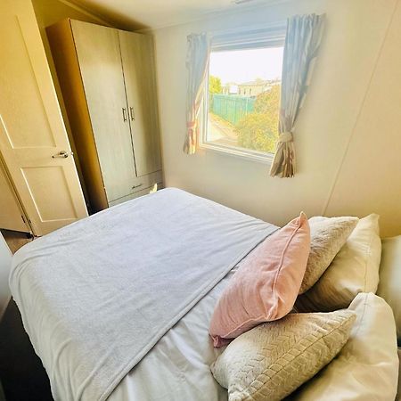 Great 8 Berth Caravan For Hire At Seawick Holiday Park In Essex Ref 27227Sw Clacton-on-Sea Esterno foto
