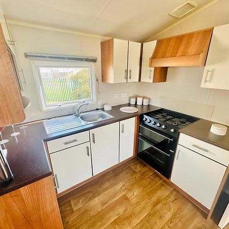 Great 8 Berth Caravan For Hire At Seawick Holiday Park In Essex Ref 27227Sw Clacton-on-Sea Esterno foto