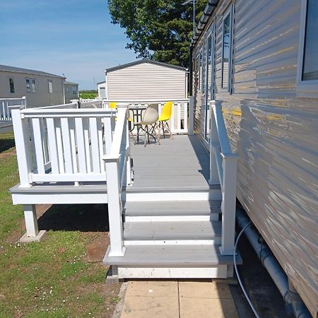 Great 8 Berth Caravan For Hire At Seawick Holiday Park In Essex Ref 27227Sw Clacton-on-Sea Esterno foto
