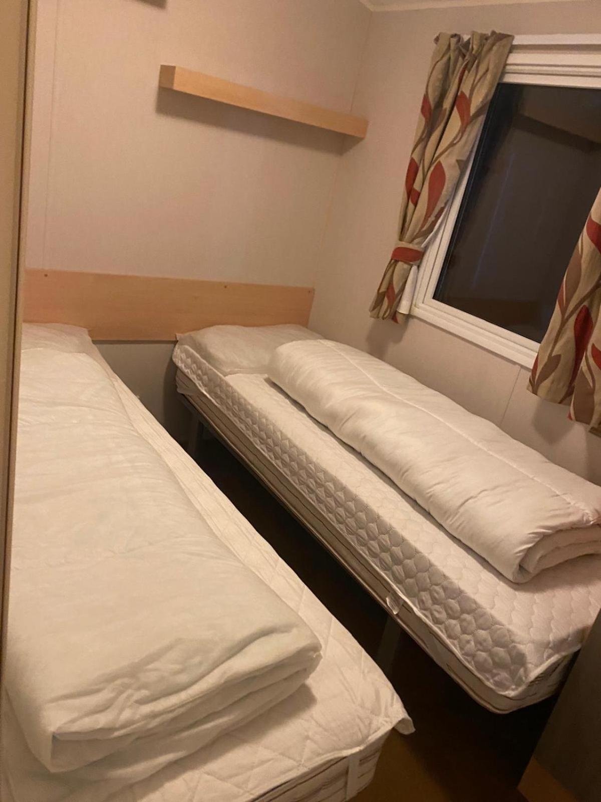 Great 8 Berth Caravan For Hire At Seawick Holiday Park In Essex Ref 27227Sw Clacton-on-Sea Esterno foto